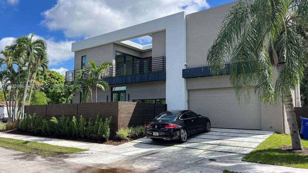 Exterior details and patio area of a home in , Fort Lauderdale (Image 3).