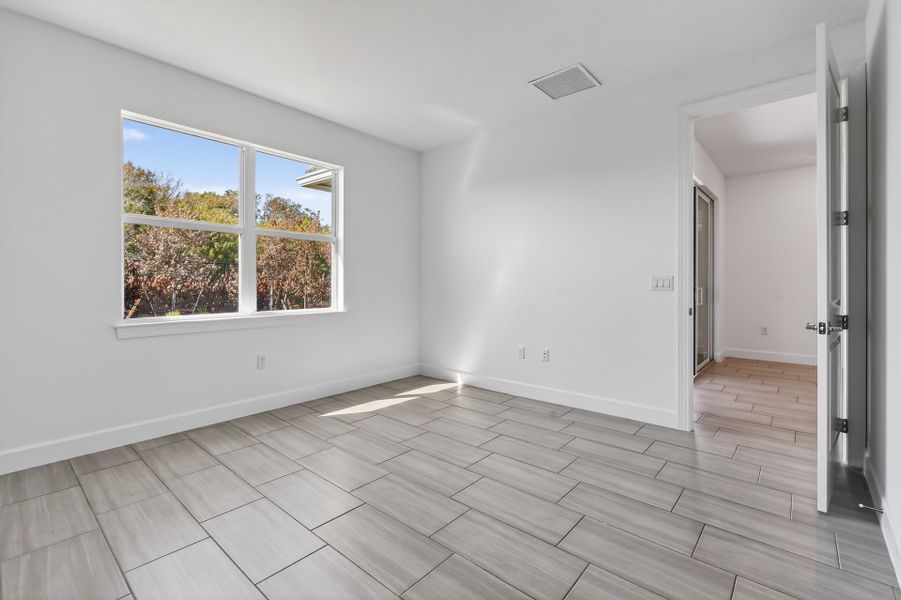 Spacious, unfurnished interior of a new home in Costa Pointe, Vero Beach (Image 22).