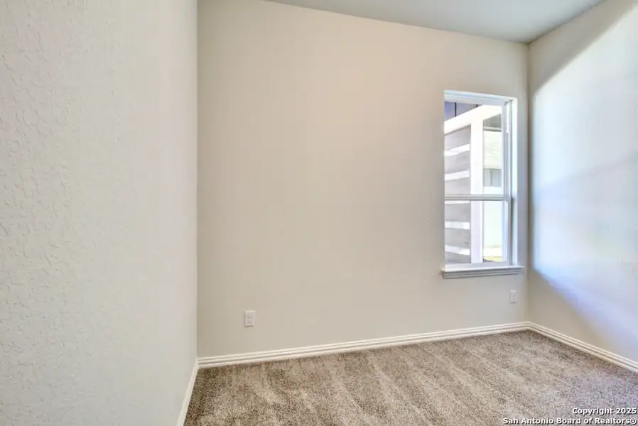 Spacious, unfurnished interior of a new home in Casinas at Gruene, New Braunfels (Image 9).
