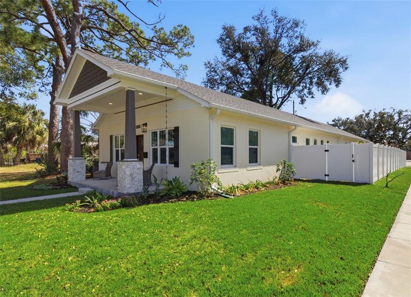 Exterior details and patio area of a home in , St. Petersburg (Image 3).