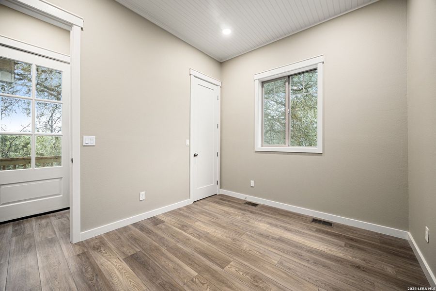 Spacious, unfurnished interior of a new home in , Canyon Lake (Image 46).