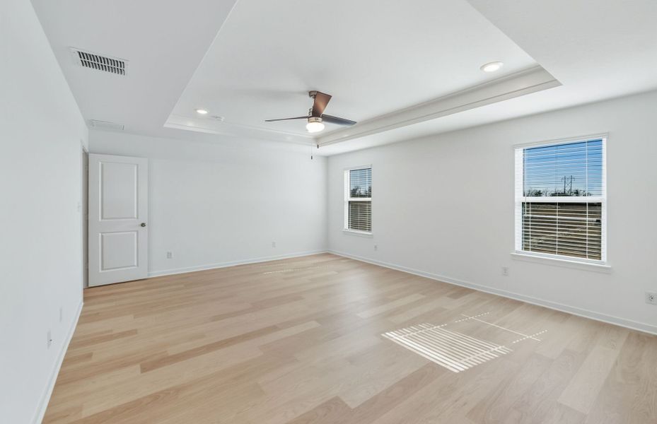 Spacious, unfurnished interior of a new home in Sunfield, Buda (Image 4).