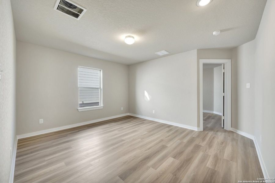 Spacious, unfurnished interior of a new home in Winding Brook, San Antonio (Image 34).