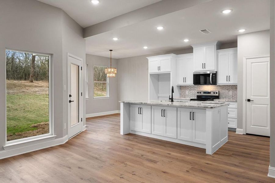 Furnished interior view inside a new home in , Corsicana (Image 10).