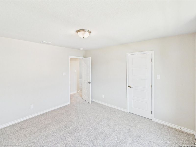 Spacious, unfurnished interior of a new home in Ladera, San Antonio (Image 23).