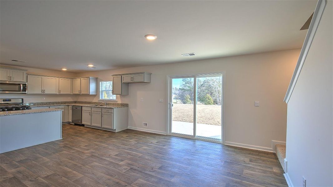 Spacious, unfurnished interior of a new home in Mulberry Landing, Orangeburg (Image 15).