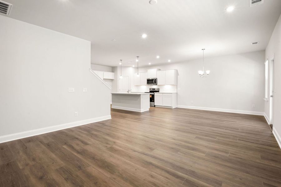 Spacious, unfurnished interior of a new home in Waterways, Richmond Hill (Image 11).