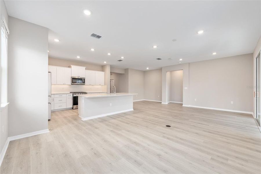 Spacious, unfurnished interior of a new home in , Ocala (Image 29).