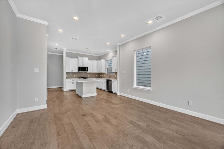 Dining Area Charm – Perfectly positioned near the kitchen, the dining area is ideal for casual meals or elegant dinner parties.