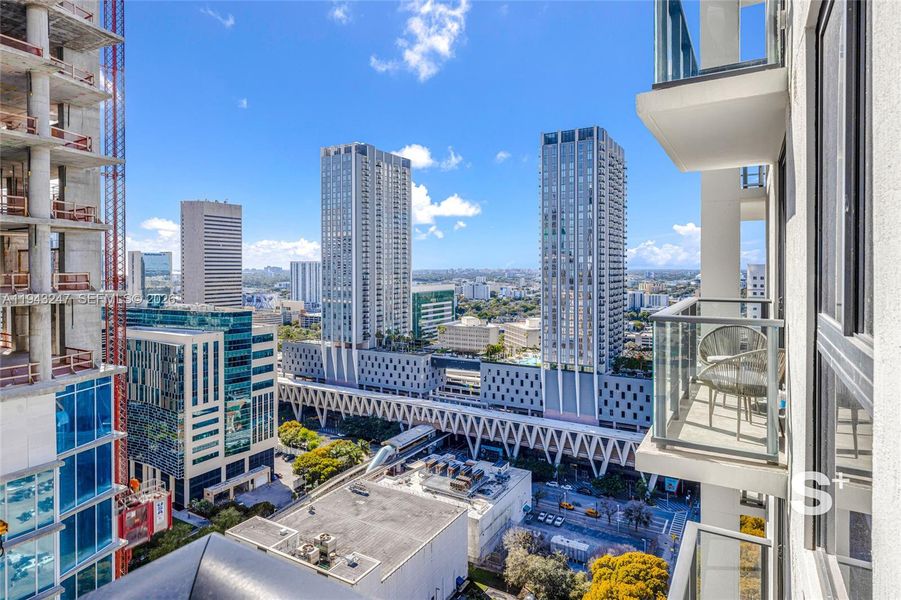 Condo located in Miami, FL showcasing its design and architecture (Image 3).