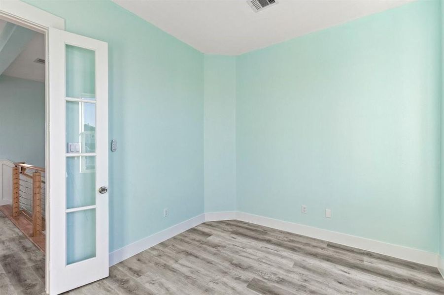 Upstairs front Office/ bonus space Upstairs front Office/ bonus space