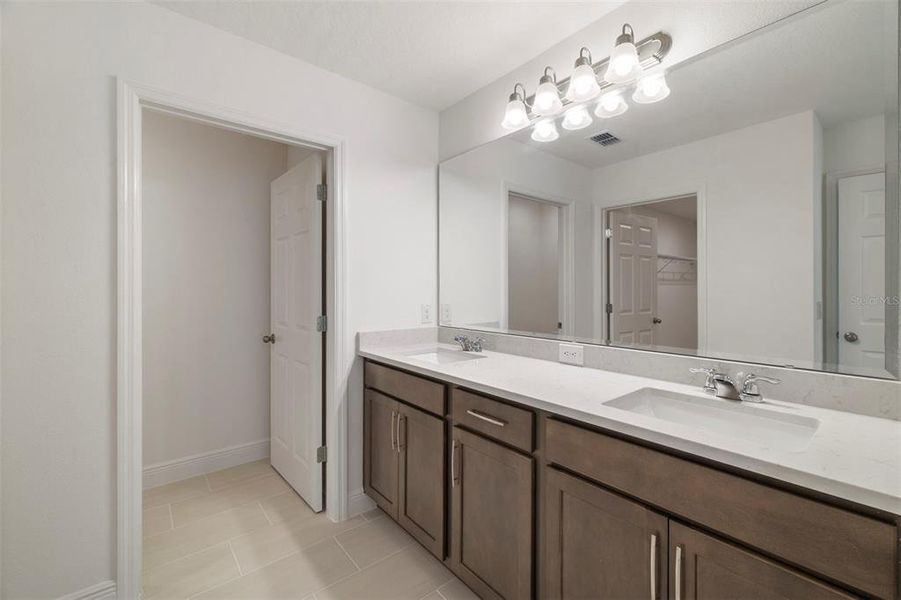 Furnished interior view inside a new home in Ridgeview, Clermont (Image 6).