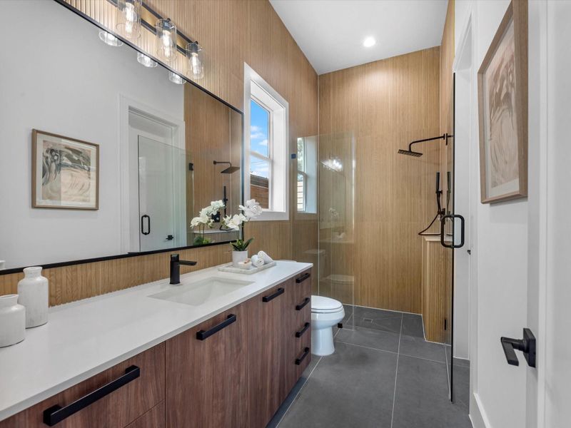 High quality en-suite bathroom, complete with Californian closet.