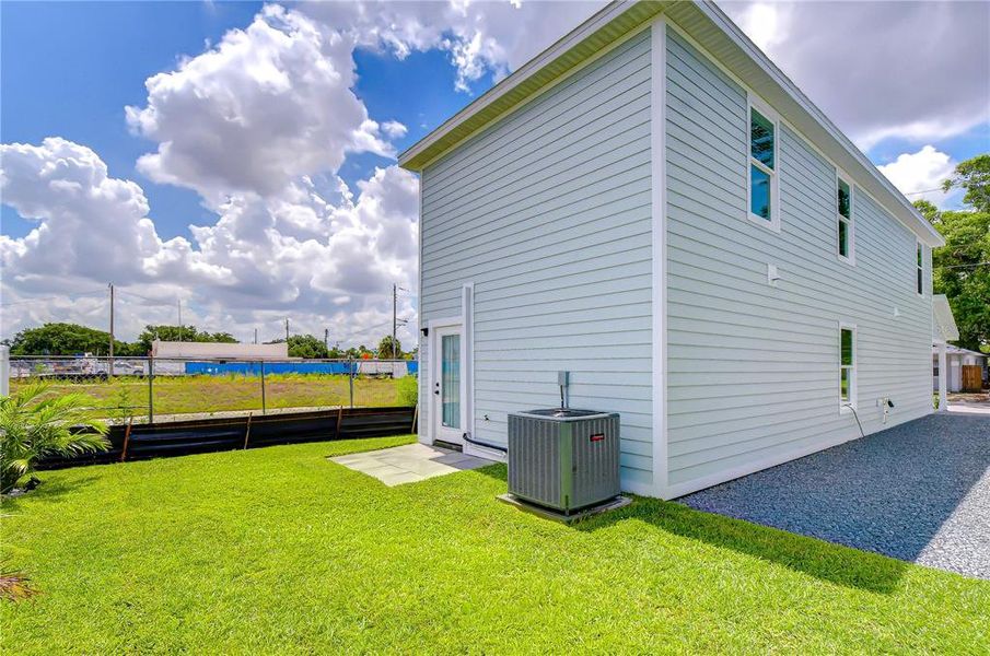 Exterior details and patio area of a home in , Bradenton (Image 15).