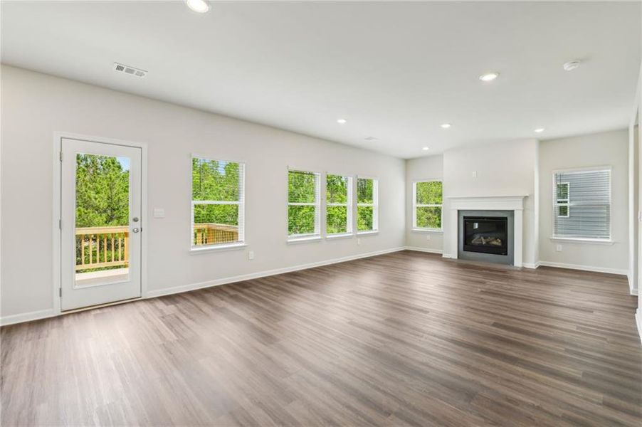 Spacious, unfurnished interior of a new home in Ivey Township, Dallas (Image 18).