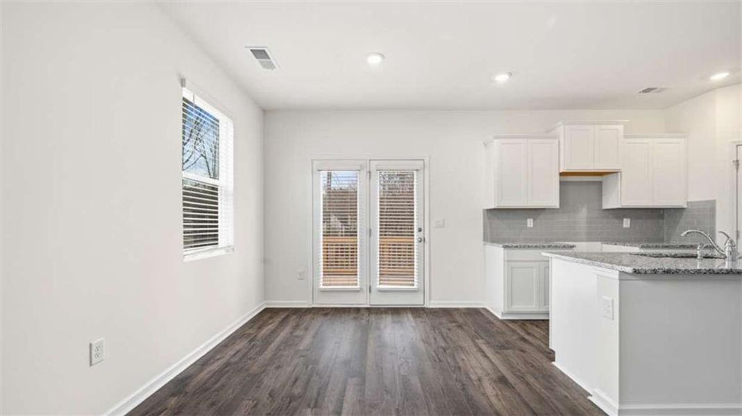 Spacious, unfurnished interior of a new home in Inverness at Sugarloaf, Lawrenceville (Image 21).