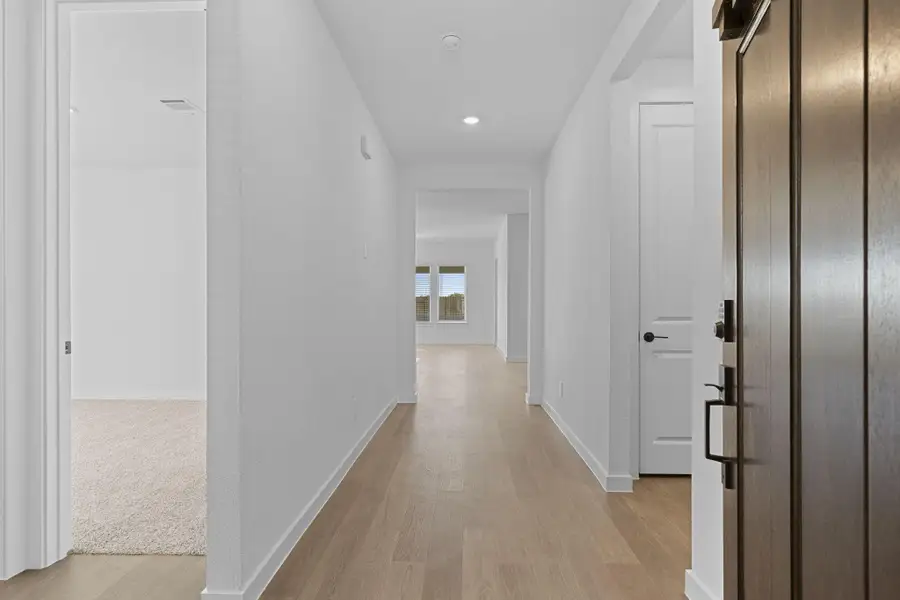 Spacious, unfurnished interior of a new home in Alexander, Pearland (Image 5).