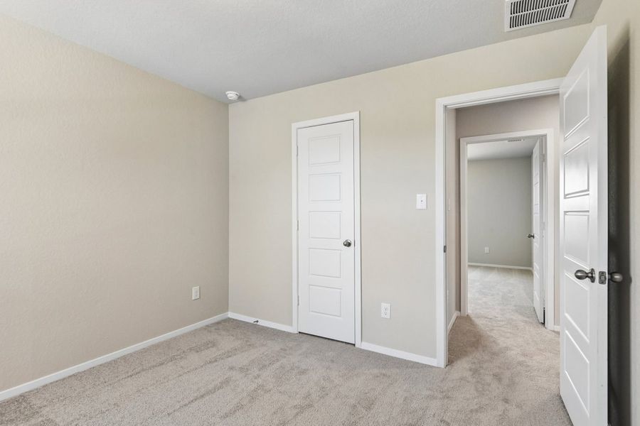 Spacious, unfurnished interior of a new home in Hunters Ranch, San Antonio (Image 24).