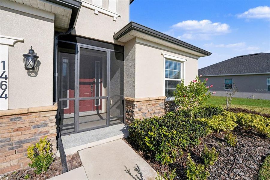 Exterior details and patio area of a home in , Lake Alfred (Image 3).