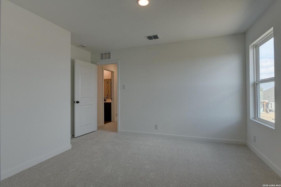Spacious, unfurnished interior of a new home in Nopal Valley, San Antonio (Image 26).