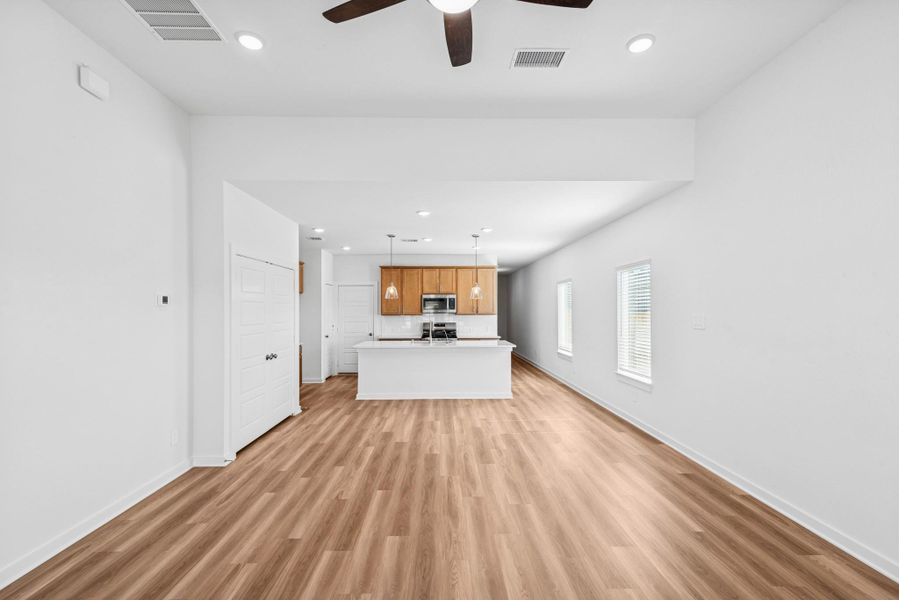 Spacious, unfurnished interior of a new home in Lone Star Landing, Montgomery (Image 14).