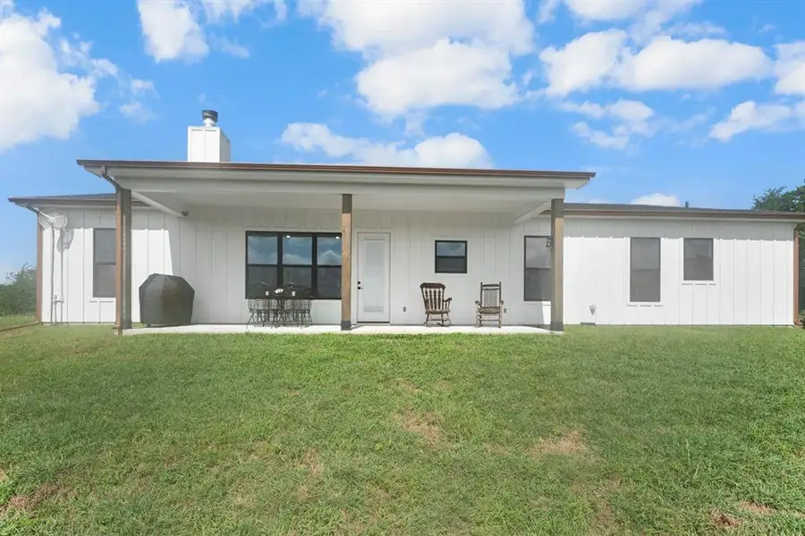 Exterior details and patio area of a home in , Hubbard (Image 20).