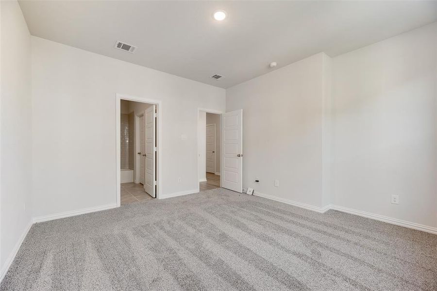 Spacious, unfurnished interior of a new home in City Point, North Richland Hills (Image 20).