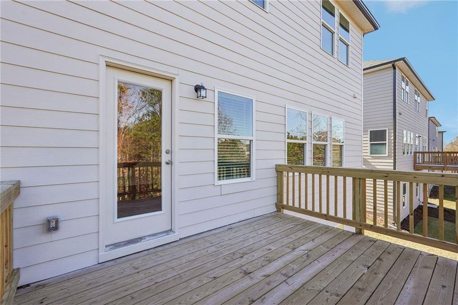 Exterior details and patio area of a home in Ivey Township, Dallas (Image 28).