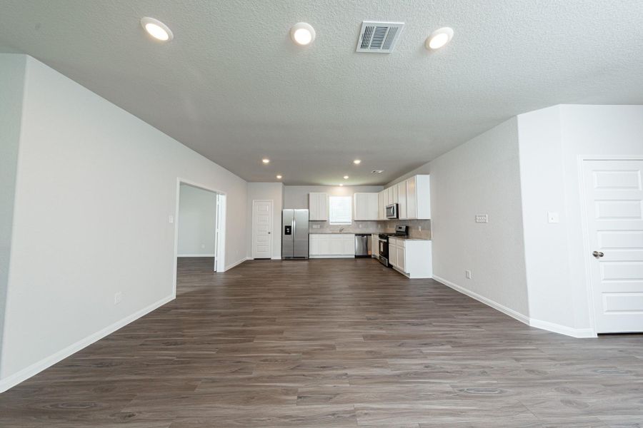 Spacious, unfurnished interior of a new home in Cliffstone Hills, Conroe (Image 13).