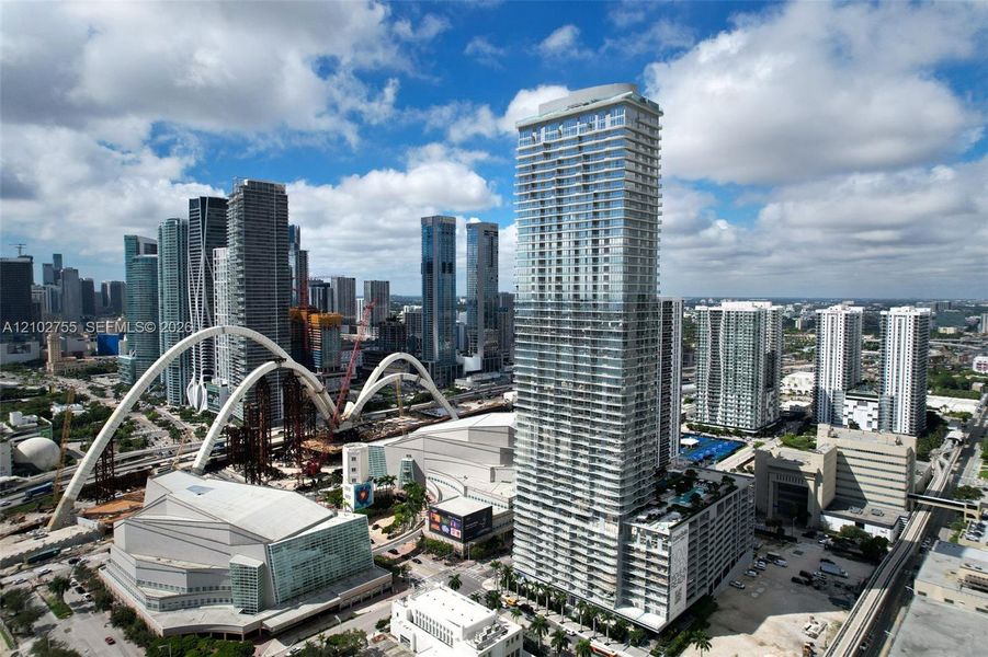 Condo located in Miami, FL showcasing its design and architecture (Image 31).