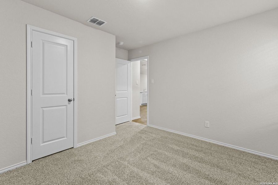 Spacious, unfurnished interior of a new home in Stonehill, San Antonio (Image 13).