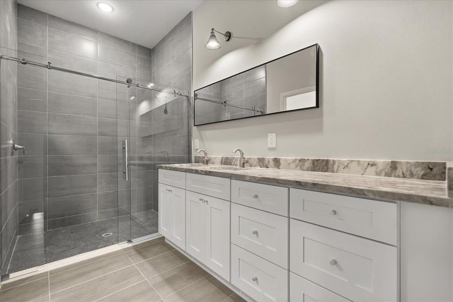 Furnished interior view inside a new home in , Lake Alfred (Image 4).