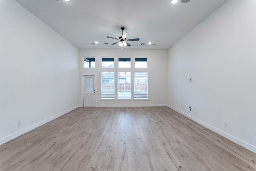 Spacious, unfurnished interior of a new home in Santa Rita Ranch, Liberty Hill (Image 11).
