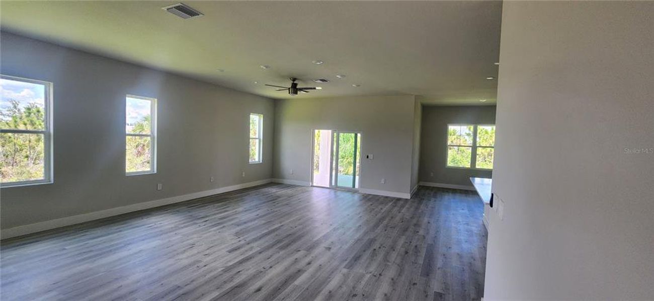 Spacious, unfurnished interior of a new home in , Port Charlotte (Image 7).