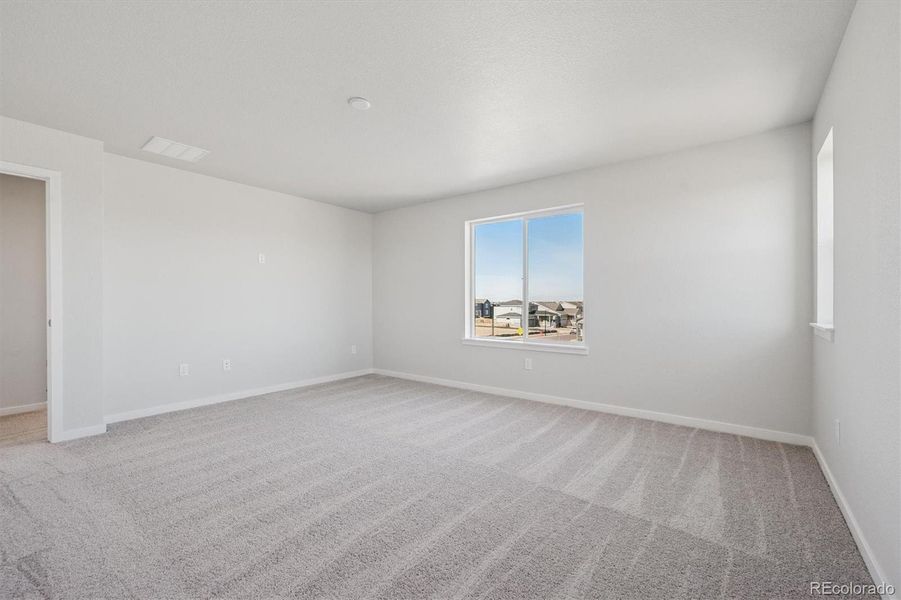 Spacious, unfurnished interior of a new home in The Aurora Highlands, Aurora (Image 16).