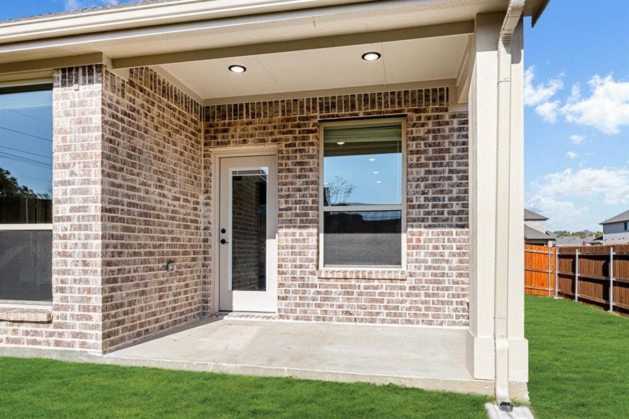 Exterior details and patio area of a home in Triple Diamond Ranch, Mansfield (Image 24).