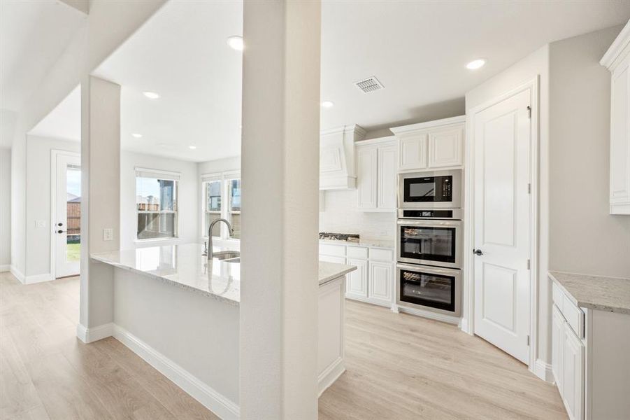Furnished interior view inside a new home in Somerset, Venus (Image 16).