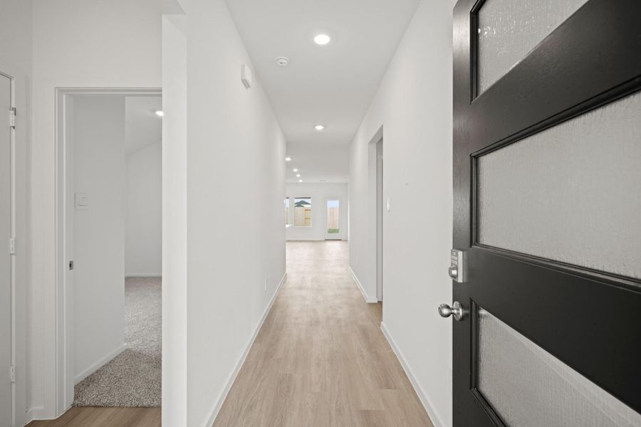 Spacious, unfurnished interior of a new home in Sunterra Lakes, Brookshire (Image 5).