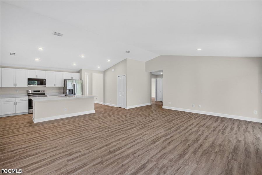 Spacious, unfurnished interior of a new home in Cape Coral, Cape Coral (Image 21).