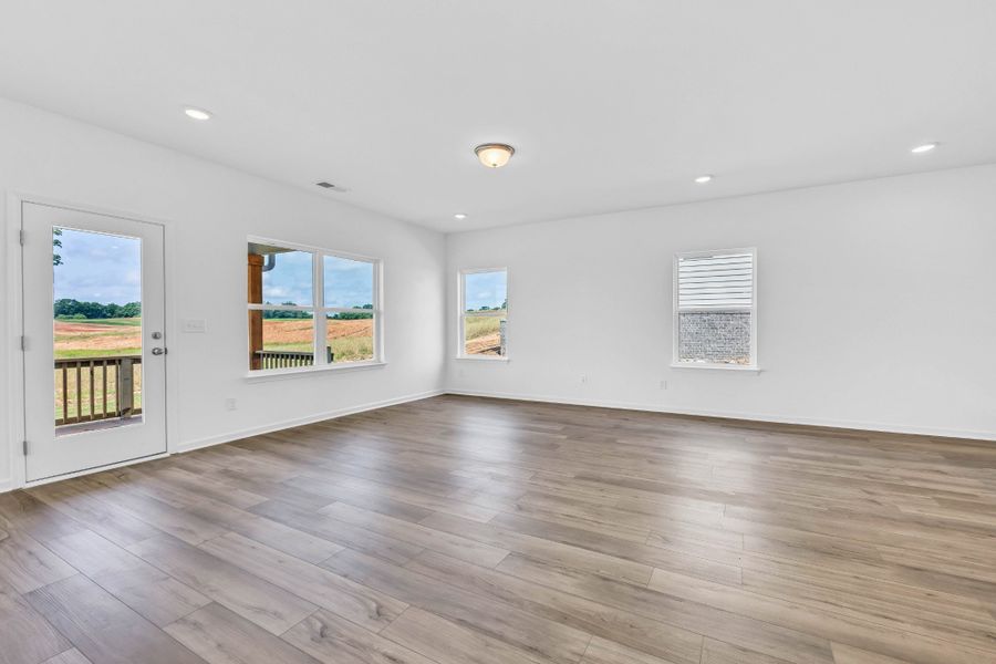 Spacious, unfurnished interior of a new home in The Oaks, Clarksville (Image 15).