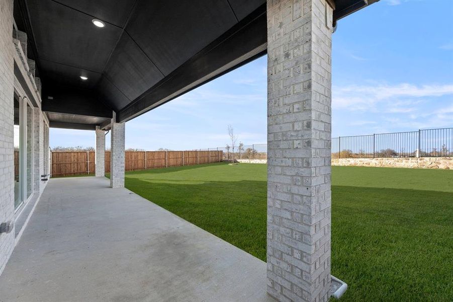 Exterior details and patio area of a home in Edgewood Creek, Celina (Image 24).