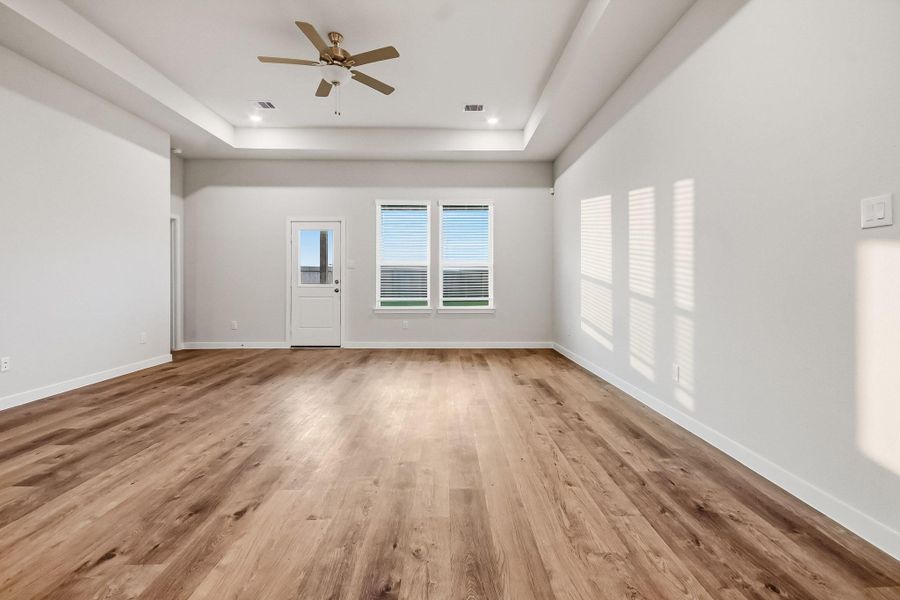 Spacious, unfurnished interior of a new home in Sunterra Lakes, Brookshire (Image 12).