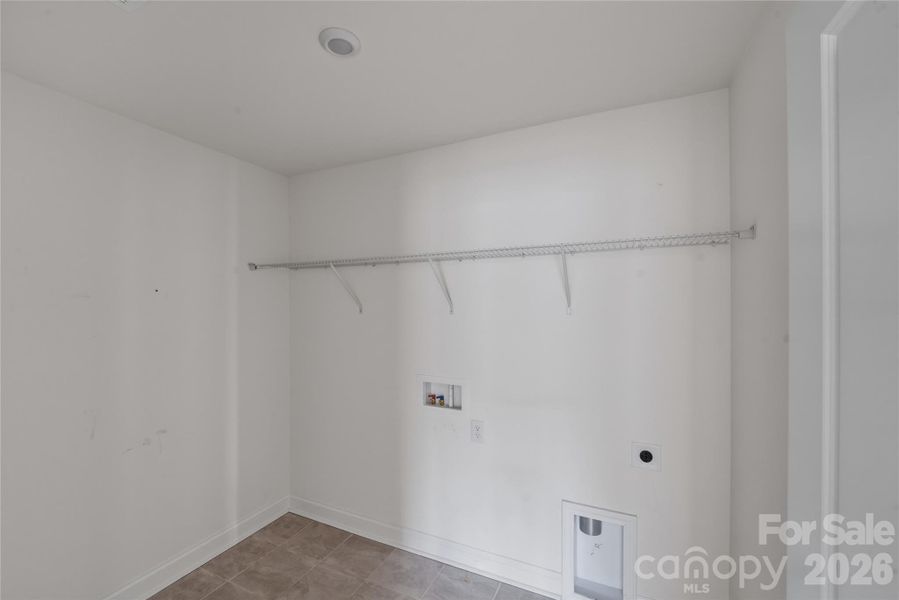 Spacious, unfurnished interior of a new home in Lakeside Glen, York (Image 17).