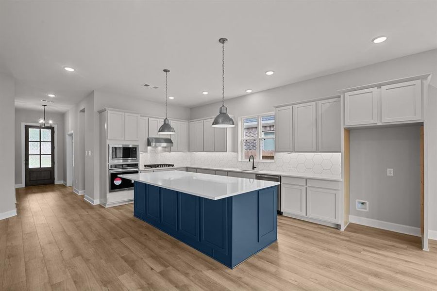 EXAMPLE PHOTO: Big Kitchen with room for at least 5 bar stools!