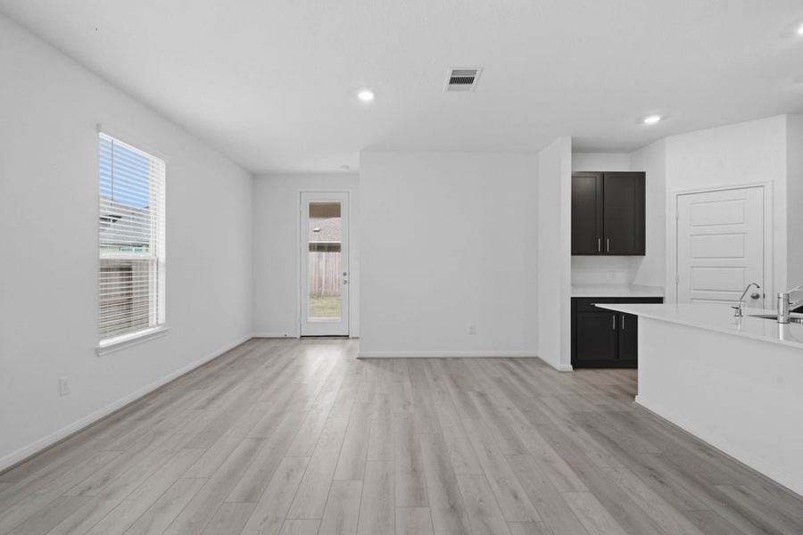Spacious, unfurnished interior of a new home in Glendale Lakes North, Arcola (Image 13).