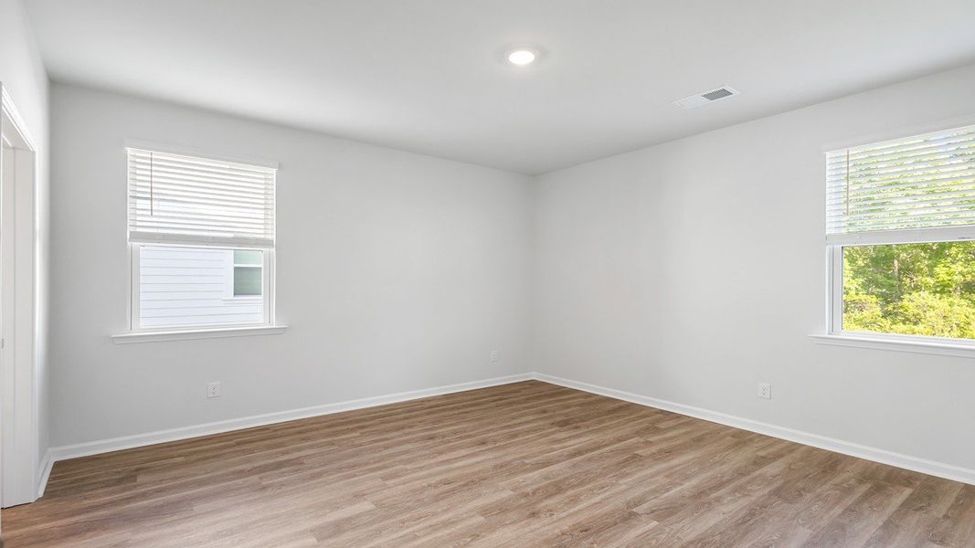 Spacious, unfurnished interior of a new home in Sheep Island, Summerville (Image 12).