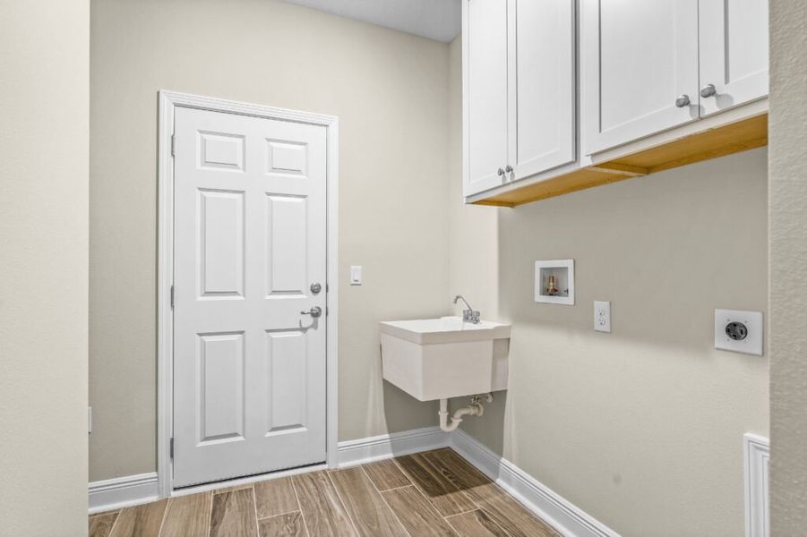 Furnished interior view inside a new home in Lake Merial, Panama City (Image 4).