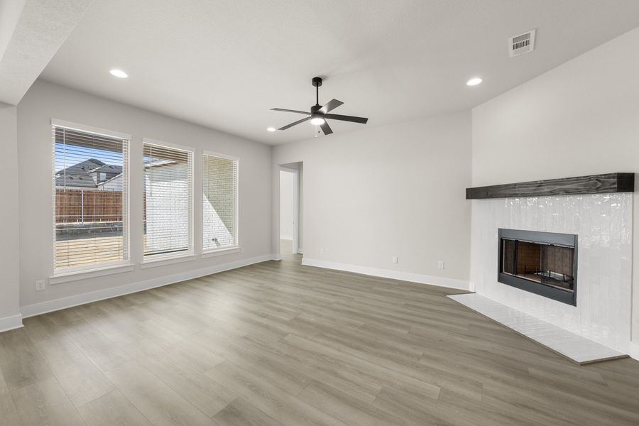 Spacious, unfurnished interior of a new home in The Retreat, Waxahachie (Image 14). Spacious, unfurnished interior of a new home in The Retreat, Waxahachie (Image 14).