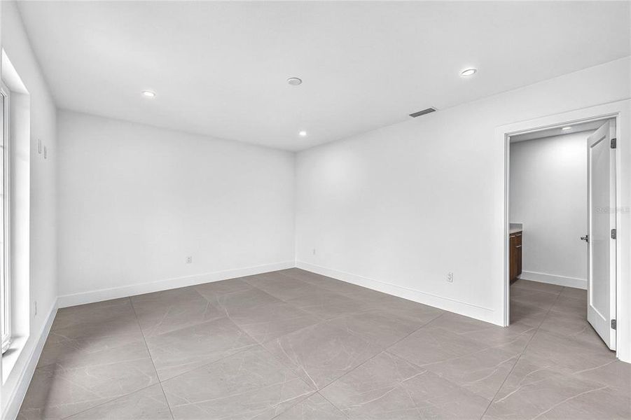 Spacious, unfurnished interior of a new home in , Sarasota (Image 67).