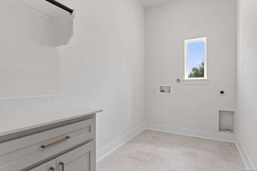 Spacious, unfurnished interior of a new home in Waldsanger, New Braunfels (Image 38).